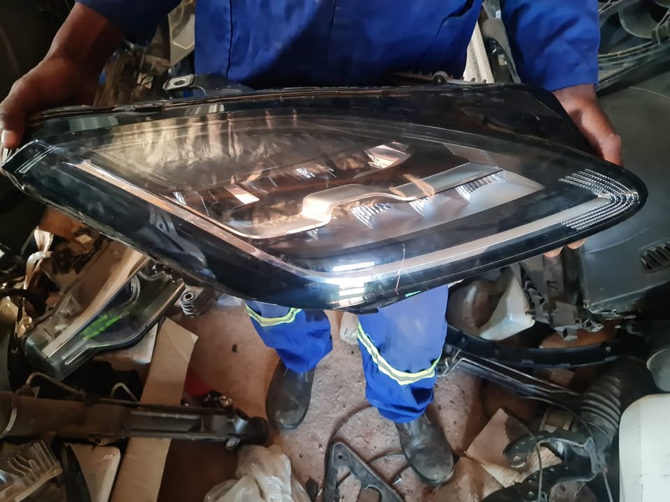 JAGUAR E-PACE RIGHT SIDE HEADLIGHT COMPLETE - Private Seller
