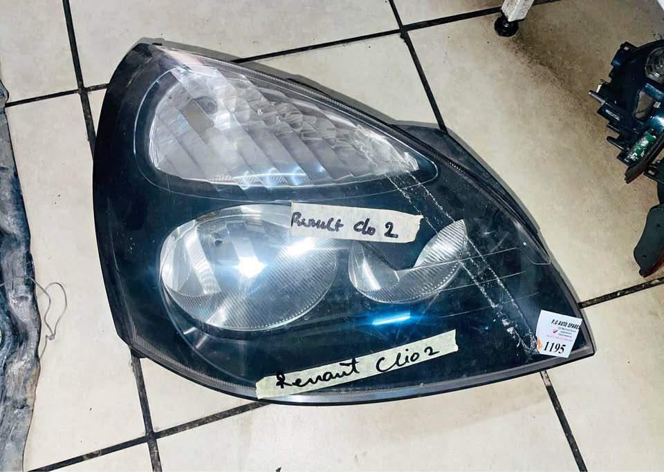 Renault Clio 2 headlight - Private Seller Renault Clio 2 headlight - Private Seller