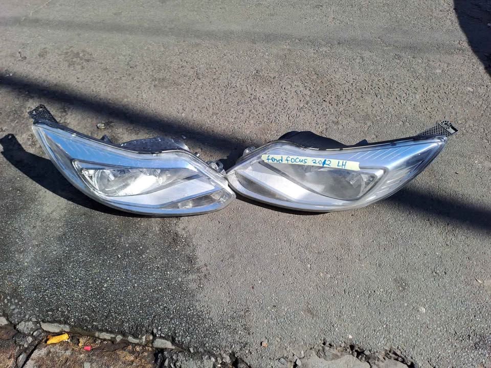 FORD FOCUS HEADLIGHT BOTH SIDES 2012 MODEL - Private Seller FORD FOCUS HEADLIGHT BOTH SIDES 2012 MODEL - Private Seller
