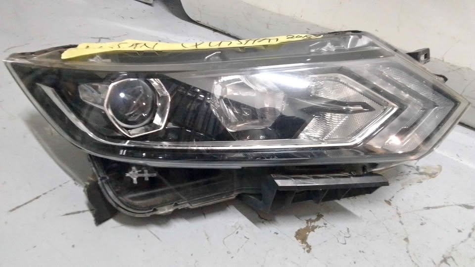 Nissan Qashiqai headlight - Private Seller Nissan Qashiqai headlight - Private Seller