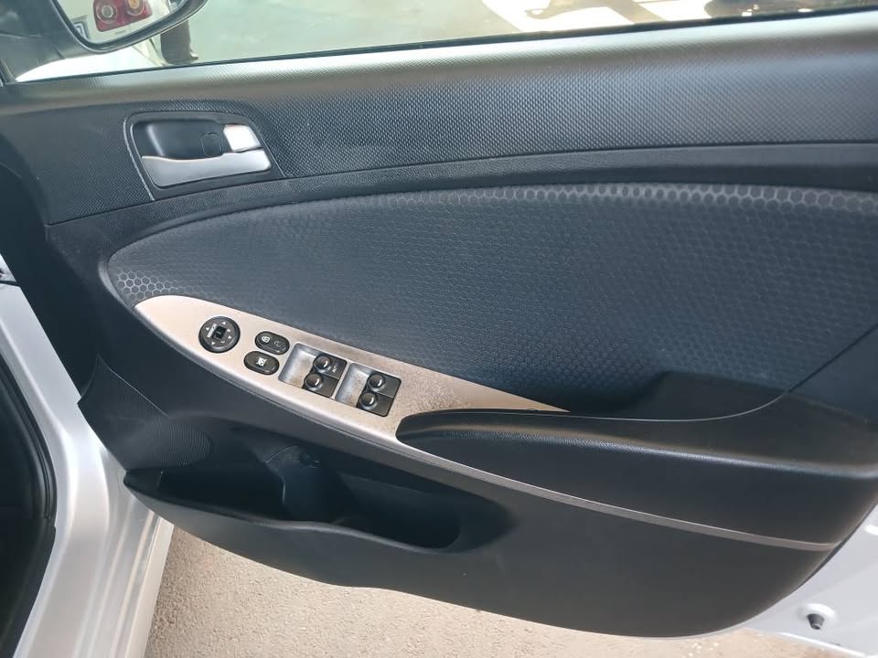 2015 HYUNDAI ACCENT 1.6 HATCH Transmission: Automatic Mileage: 105000km Fueltype: Petrol Silver
