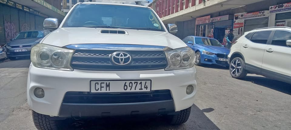2010 TOYOTA FORTUNER 3.0 D4D DIESEL AUTOMATIC TRANSMISSION, WHITE COLOUR 2010 TOYOTA FORTUNER 3.0 D4D DIESEL AUTOMATIC TRANSMISSION, WHITE COLOUR
