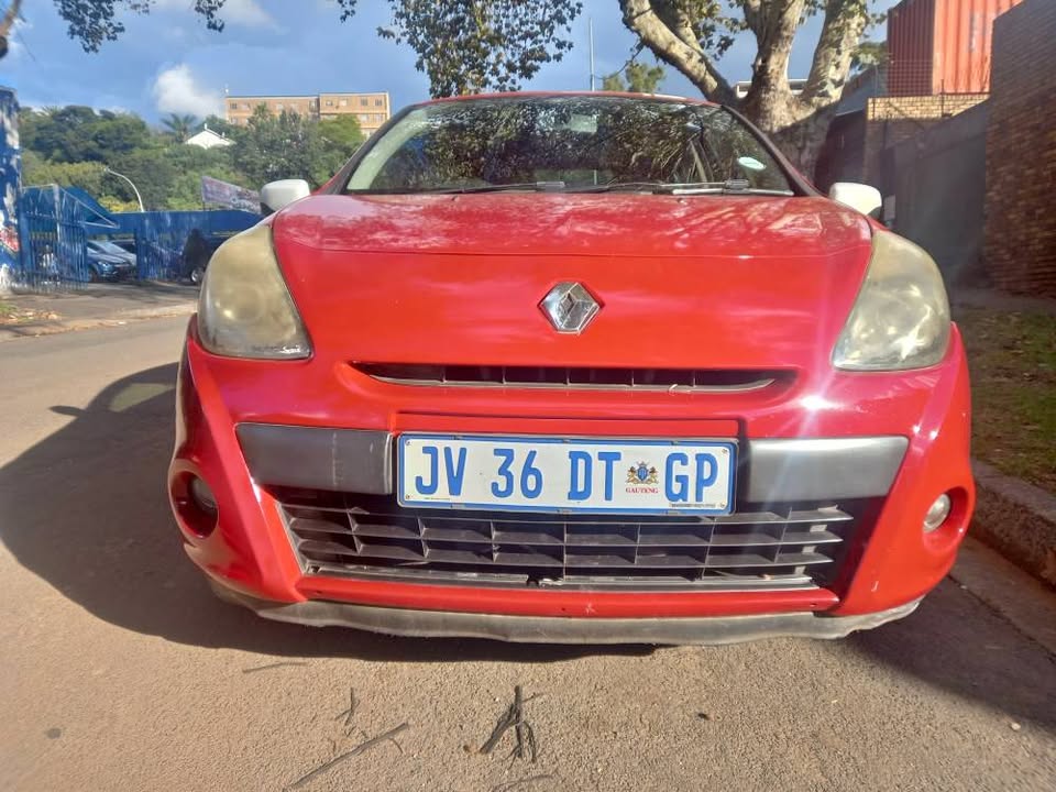 2010 Renault Clio 1.6 petrol, Manual , Red, 182000km