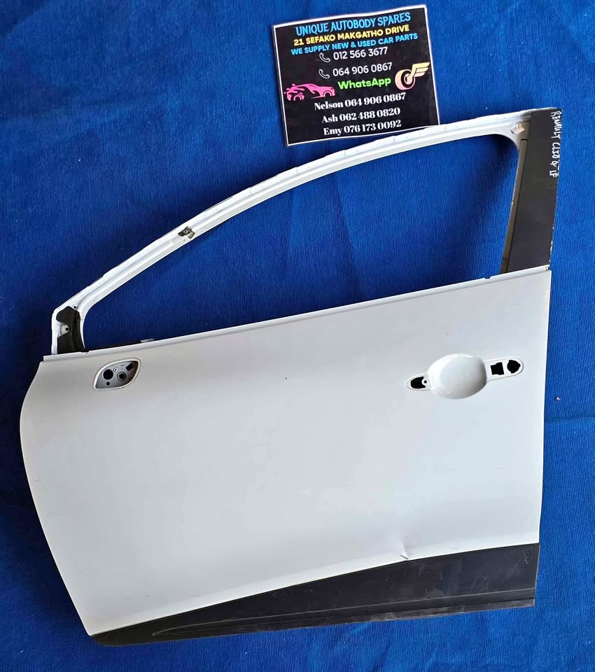 Renault Clio 4 Left Front Door With Trim