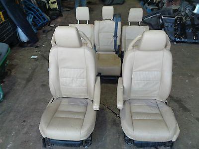 Discovery 3 Cream & Black seats
