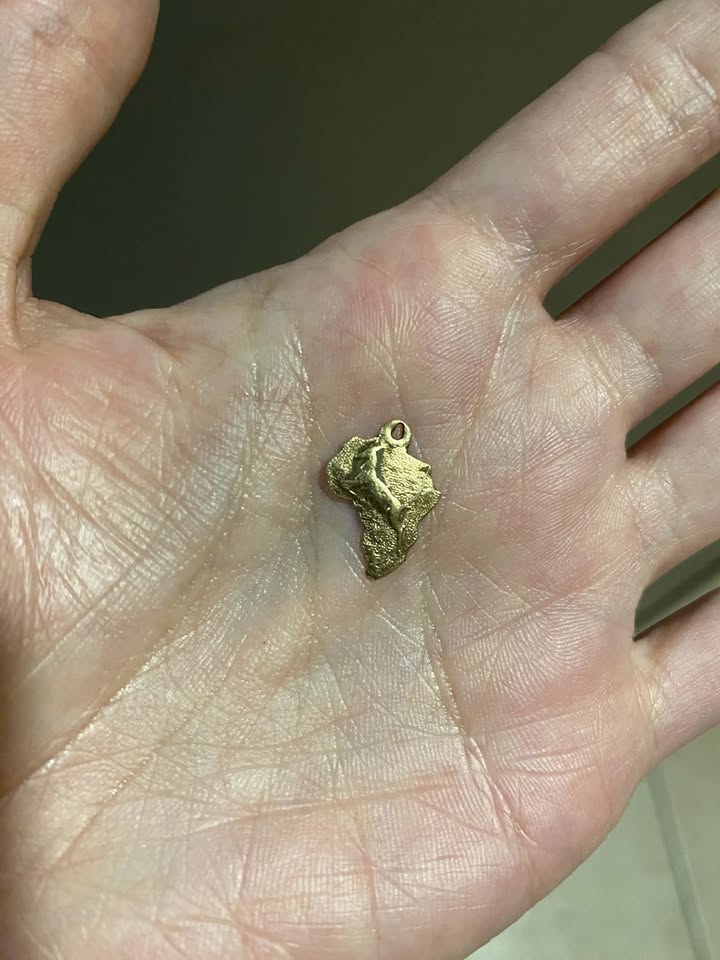 unique and extremely rare find! Vintage 9ct gold charm/pendant