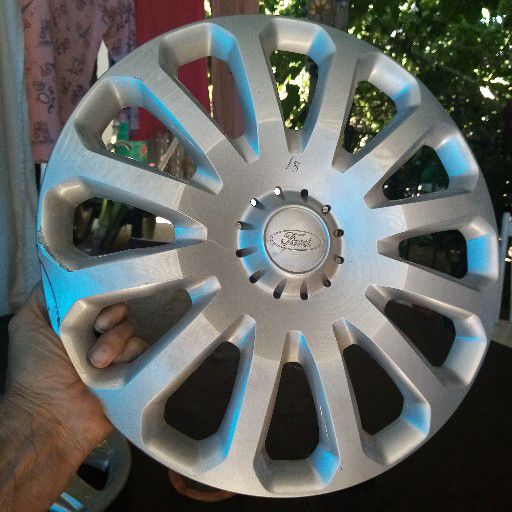 Ford Fiesta wheel cap - Private Seller Ford Fiesta wheel cap - Private Seller