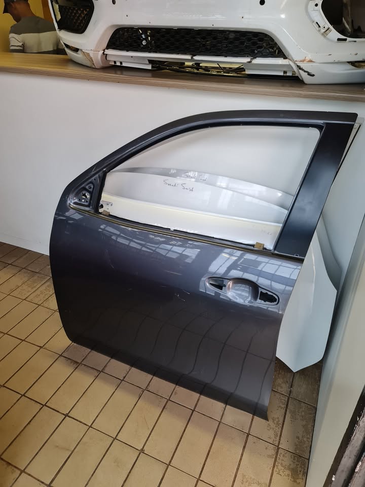 2020 TOYOTA HILUX GD 6 DOUBLE CAB LEFT FRONT DOOR FOR SALE SUPER CLEAN - Private Seller 2020 TOYOTA HILUX GD 6 DOUBLE CAB LEFT FRONT DOOR FOR SALE SUPER CLEAN - Private Seller