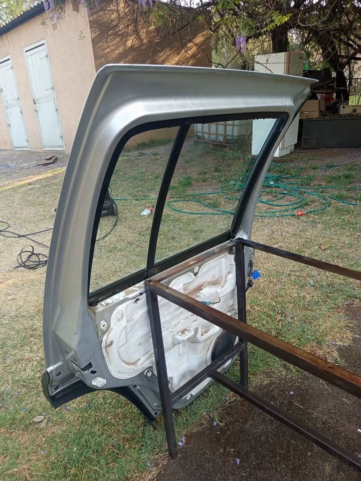 Used Jeep Cherokee KJ rear passenger door (minor scratches no dents) - Private Seller