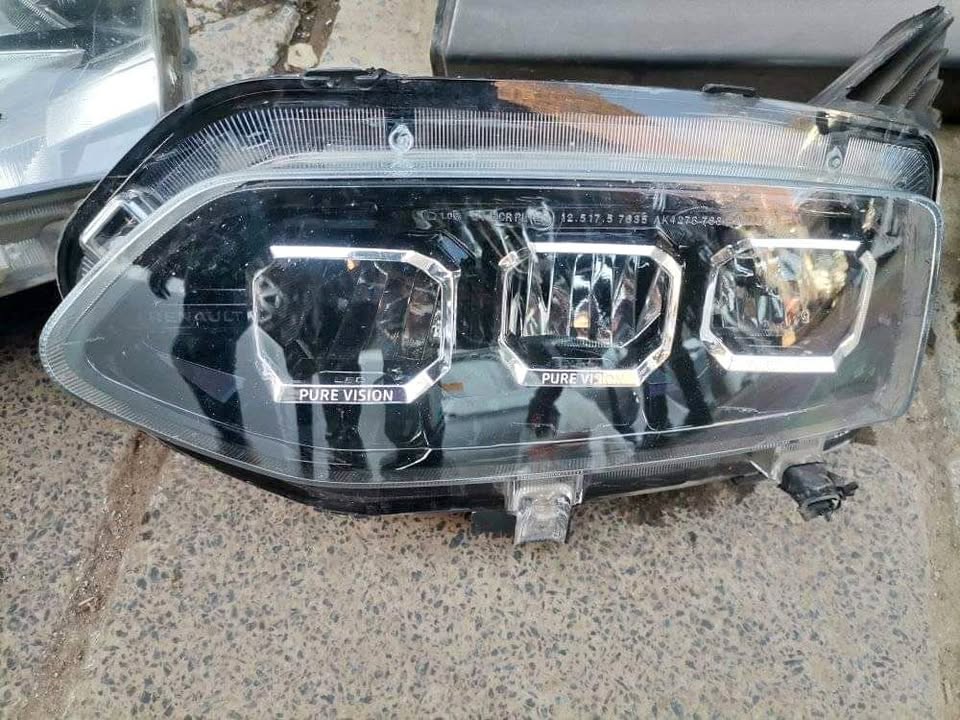 Renault KIGER Headlight L Xenon.  Used Auto Body Spare Parts At Sema Spare Cente - Private Seller