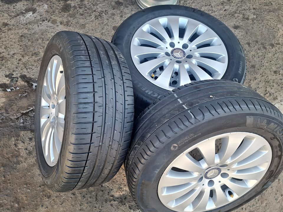 Mercedes Benz vito mags size 17+tyres used still in good condition