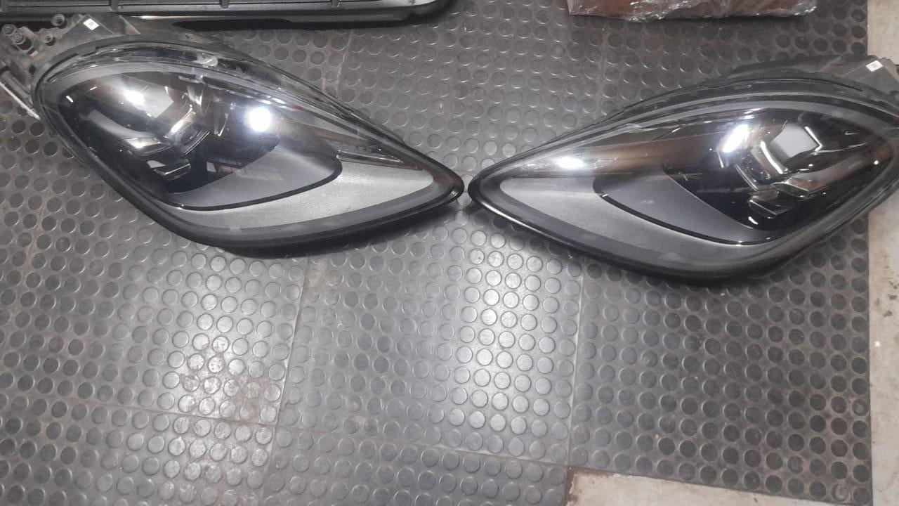 PORSCHE CAYENNE HEADLIGHT - Private Seller PORSCHE CAYENNE HEADLIGHT - Private Seller