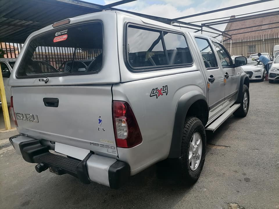 2009 Isuzu KB250 LE with a Canopy