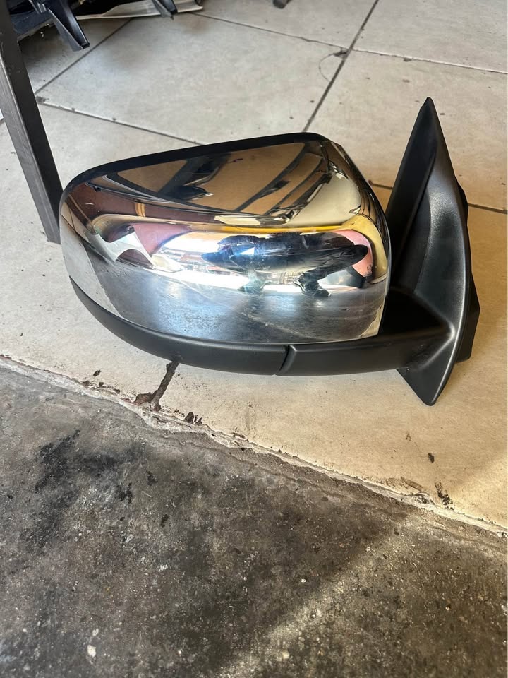 Ford Ranger t8 right side chrome mirror - Private Seller Ford Ranger t8 right side chrome mirror - Private Seller
