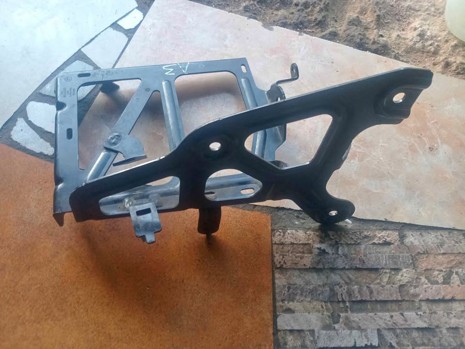 AUDI A3 8V LEFT AUXILIARY COOLANT COOLER BRACKET 5Q0121093BF - Private Seller AUDI A3 8V LEFT AUXILIARY COOLANT COOLER BRACKET 5Q0121093BF - Private Seller