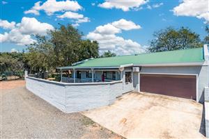 Small Holding For Sale in Hekpoort