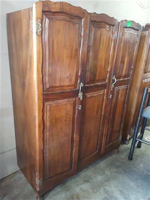 I  selling my antique 3 door wardrobe in good condition size L 1.4 B 0.54 H 1.82