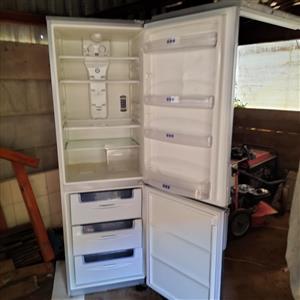 KIC fridge freezer. 2 years old. Good condition. Working perfectly