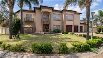 House For Sale in Lakefield