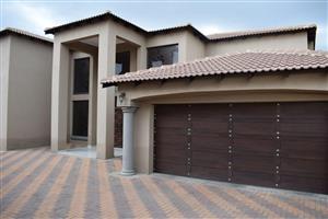 FOUR GENEROUSLY SIZED BEDROOMS HOUSE FOR SALE