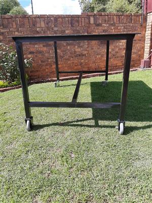 Work Bench has wheels 2M long.