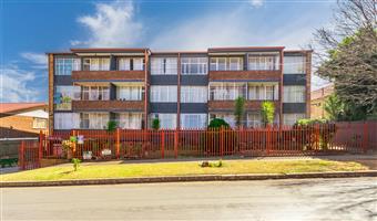 Neat & Spacious 2-Bedroom Apartment – Prime Location in Florida, Roodepoort