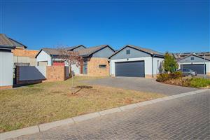 Townhouse For Sale in Rooihuiskraal North