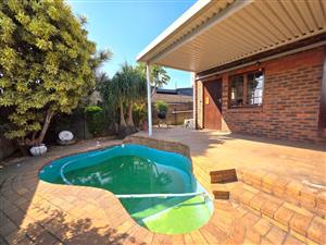 Townhouse For Sale in Malvern