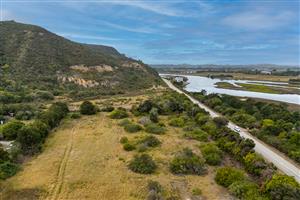 Vacant small holding close to town, beach and river