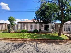 Spacious Family Home with Flatlet in Dalview