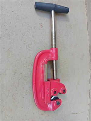 Pipe cutter