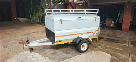 Venter super 6 trailer with extension and steel roof carrier. Gaslifts on lid.