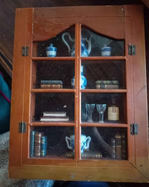 Box frame with Delft trinkets 