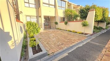 Townhouse For Sale in Strand North