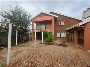 House For Sale in Roodepan
