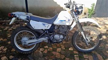 SUZUKI DR 200