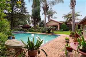 Your Dream Home Awaits in Bonaero Park Neat as a pin!