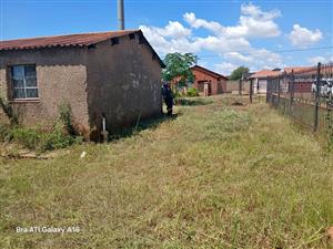 4ROOM HOUSE IN GARANKUWA ZONE 5 FOR SALE WITH A BIG LAND