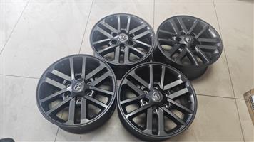 17inch Toyota Hillux D4D/Fortuner original mags set. 