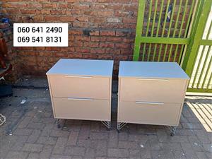 Pedestals and side tables 