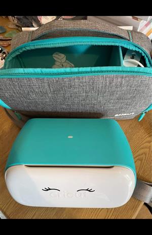 Cricut Joy with lots of accessories 
