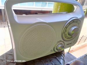 TEAC PORTABLE FM/AM RADIO (PR-300W)