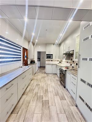 Spacious Family Home with Pool and Entertainment in Jackaroo Park