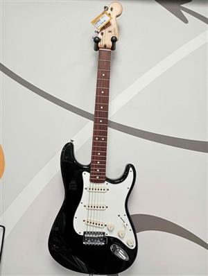 Squier SE Stratocaster Electric Guitar, rosewood headstock 22 frets, 6 string, 3 Single Coil Pickups