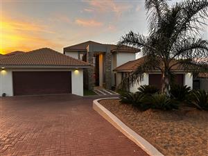 Luxurious 4-Bedroom Family Home in Bankenveld Golf Estate.