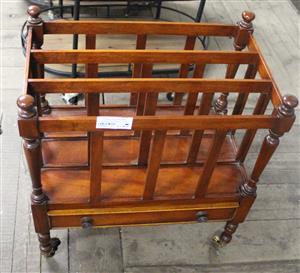 BROWN WOODEN MAGAZINE RACK S064961A