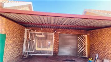 Townhouse For Sale in Birchleigh