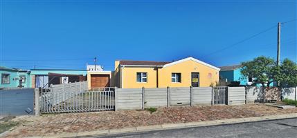 Nestled Wonderfully in Struisbaai-North!
