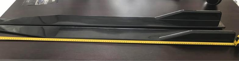 Gloss black side skirts