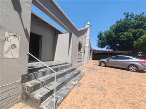 3 Bedroom House with 2 Bachelor Flats and Pool in Dalview NEEDS TLC